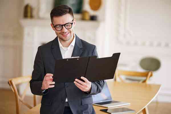 Mann hält Dokumentenmappe