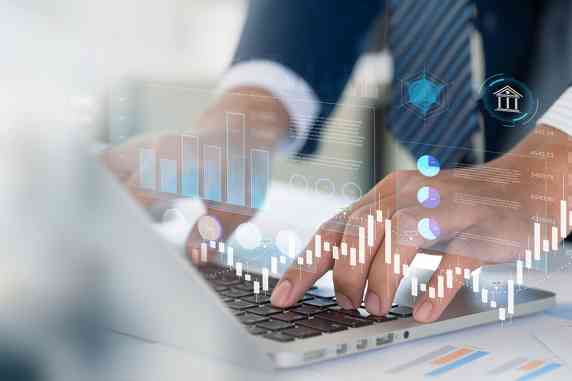 Zwei Hände auf Laptoptastatur