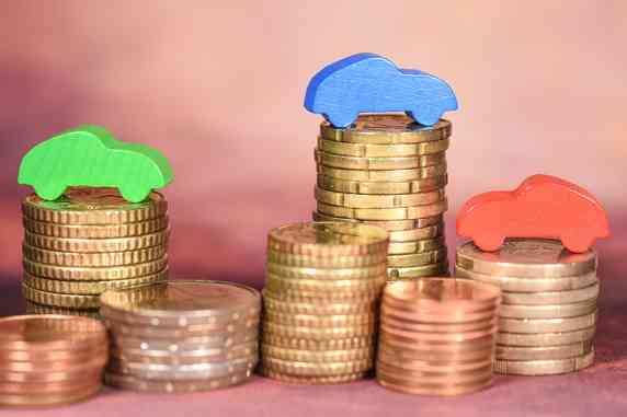 Geldmünzen und Holzautos