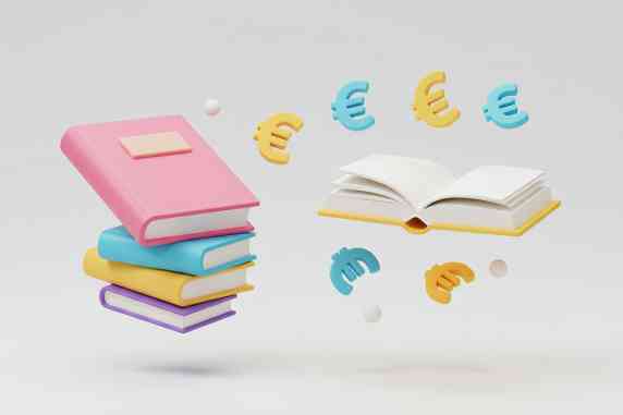 Stapel bunter Bücher und ein offenes Buch mit Euro-Symbolen, die auf einem weißen Hintergrund schweben