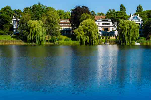 Immobilien entlang eines Flusses