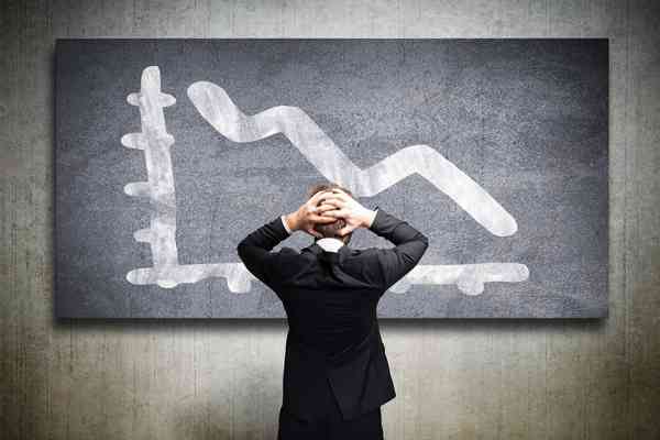 Person steht vor Tafel